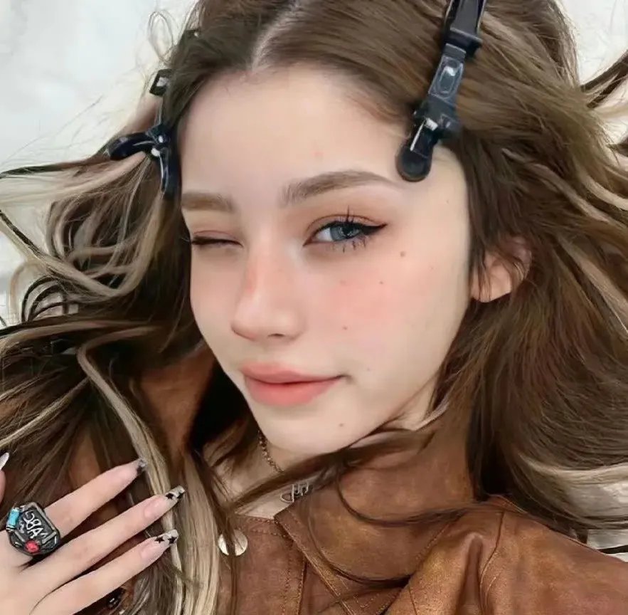 桃花含露又春风
